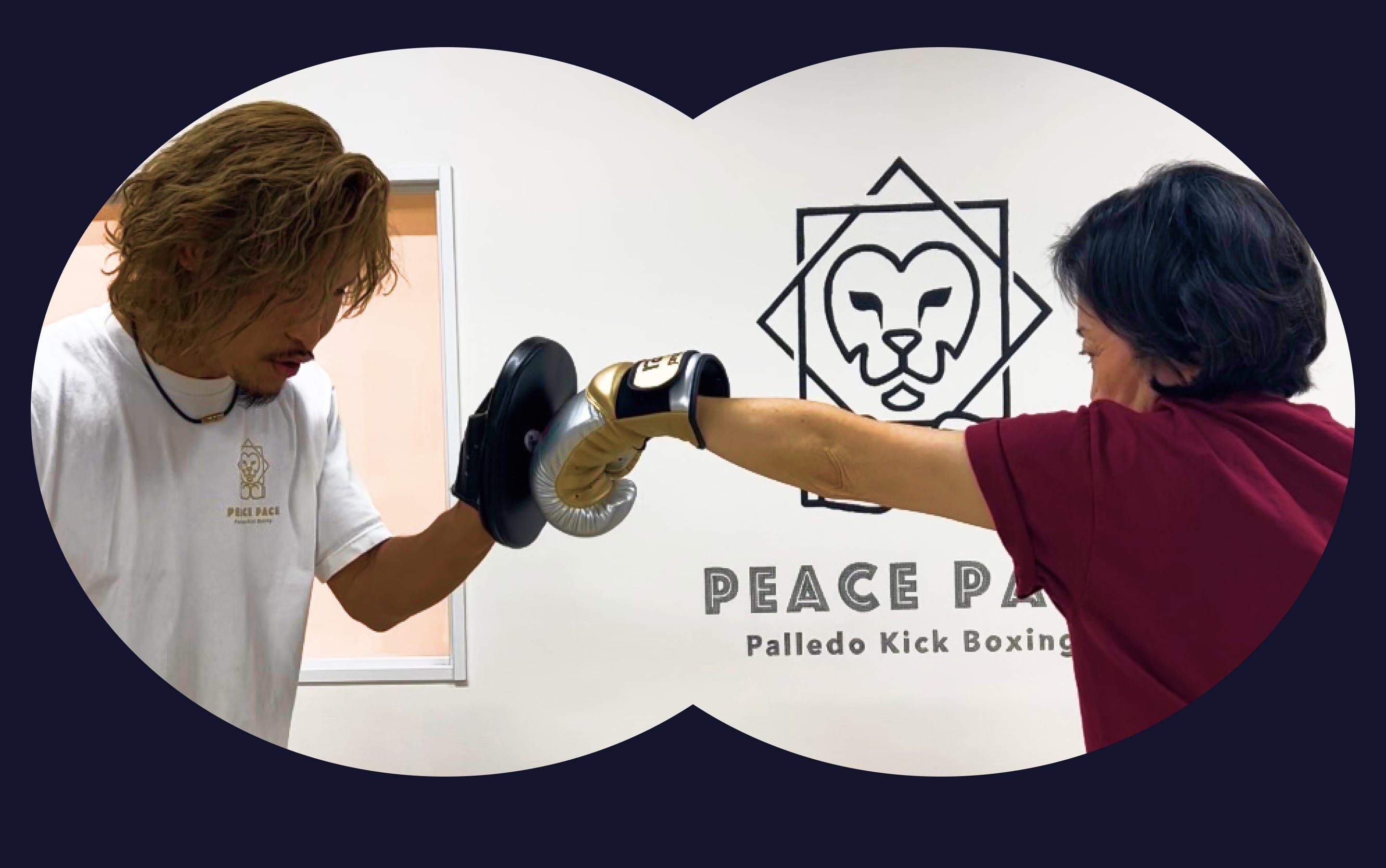 男性トレーナーとパンチする女性